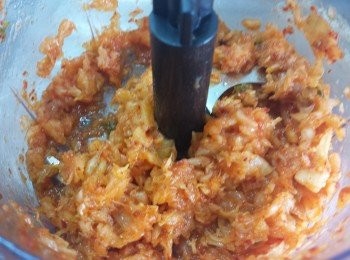step3: 泡菜切碎或打碎後，再拌入豬肉中。