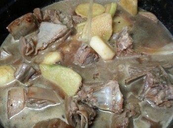 step20: 加入適量食用開水(水要蓋過羊腩),水滾後轉細火先炆40-50分鐘,打開蓋用筷子插入,如果羊腩開始淋身就可以