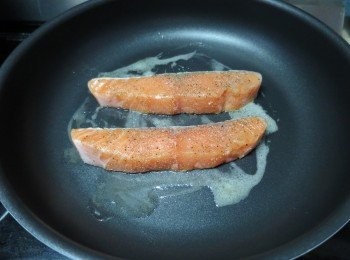 step5: 用平底鑊加入少許牛油煮溶起鑊,將挪威三文魚用慢火煎到兩邊金黃即可