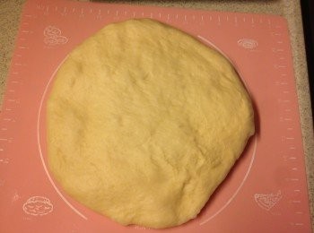 step3: 取出麵團後, 按壓排氣