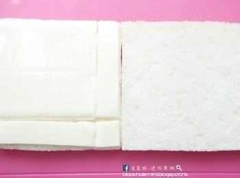 step1: 先把芝士平均鋪在麵包上。