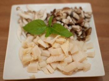 step3: 取半顆熟竹筍，切丁 香菇/鴻禧菇洗淨切丁