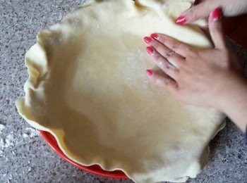 step5: 放入九吋的派盤內，將麵糰緊貼著派盤邊