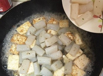 step4: 再加約半碗的水，放入蒟蒻脆腸以及豆瓣醬、素蠔油、米酒調味，煨煮約5分鐘後加入鮮蝦仁。