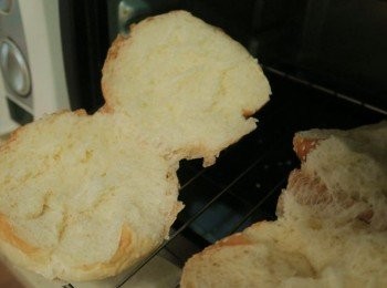 step5: 漢堡剖半進烤箱烤3-5分