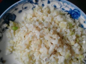 step3: 豆腐乾切成顆粒狀，焯水並瀝幹！茭白切成了，並焯水瀝幹！