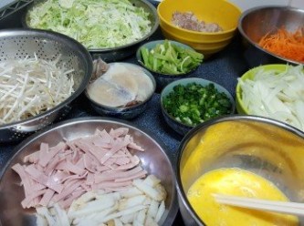 step7: Sasa選擇加蔬菜配料包，將所有材料处理好，炒熟後加胡椒粉，鹽調味就可以了