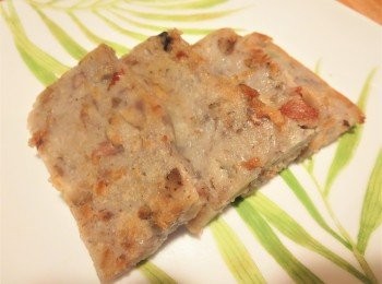 step8: 蒸好後的芋頭糕可以切片煎至表面金黃酥脆，配合甜醬或辣醬拌吃，非常美味