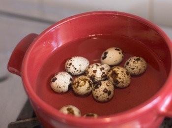 step2: 鵪鶉蛋置於小鍋內，水蓋過蛋面，開中火至水滾。蓋住後關火待5分鐘後取起蛋，浸開水至徒手可處理，剝殼備用