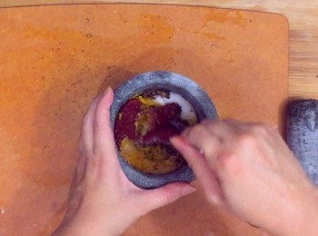 step3: 之後加入其餘香料拌勻成醬