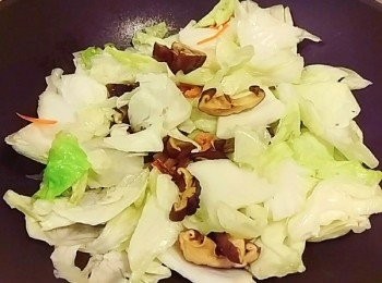 step3: 放入白菜加入少許的米酒拌炒