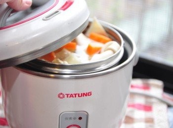 step4: 蓋上鍋蓋啟動電源開始燉煮至電源跳起，加入適量鹽巴調味即可