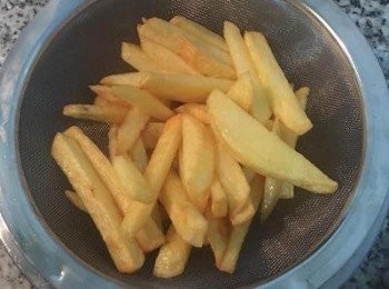 step4: 將油和薯條倒出，瀝乾油。