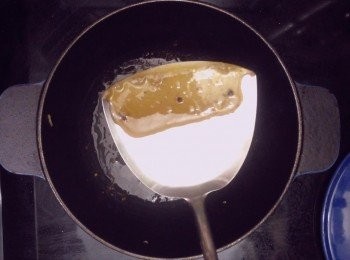 step4: 原鍋再下點油，下冰糖，小火邊炒邊拍至糖溶並轉成焦色