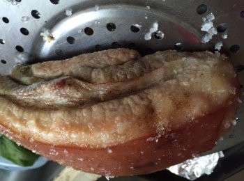 step2: 2)肉加入酒再將五香粉及鹽平均醃左肉