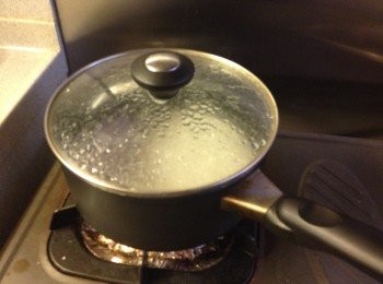 step1: 滾水加入西米, 煮10分鐘, 熄火再焗20分鐘直至中間沒有白點, 用凍開水洗淨備用