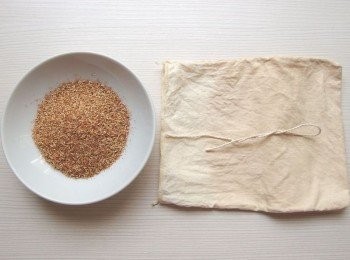 step2: 將愛玉籽放人「搓揉袋」中