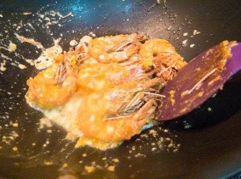 step7: 蛋黃整好就轉中大火，極速落蝦兜混令每隻蝦都沾到蛋黃就掂。