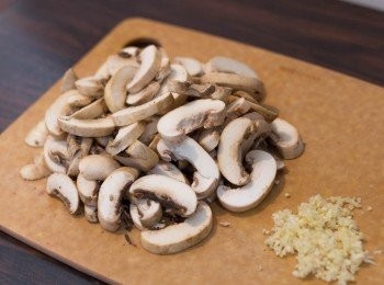 step2: 蘑菇切約 0.5 cm 厚片，蒜去衣去頭切碎