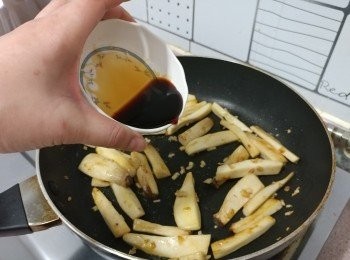 step4: 下蒸魚豉油兜勻至收汁便完成。 
**上桌後再另外灑上小許蒸魚豉油; 蔥粒和紅椒粒更美味。