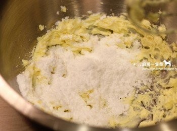step4: 再加入鹽、細糖粉，繼續以攪拌器攪打約5分鐘，呈現蓬鬆泛白狀。