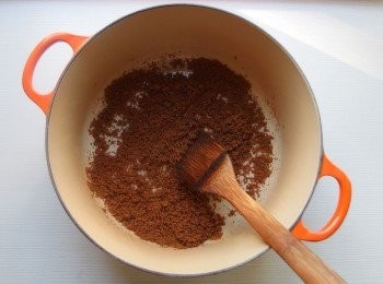 step7: 倒入沙拉油，熱鍋後，將研磨過的黑糖及切碎的桂圓乾翻炒出香氣。