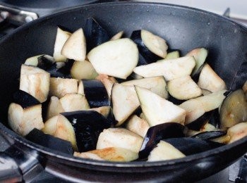 step1: 先將茄子切小塊，然後在鑊內下油（下多一點），炒茄子將2-3分鐘，盛起備用。也可將茄子直接放入油鑊炸一分鐘。*這步驟可令茄子顏色保持紫色，也可省略此步驟