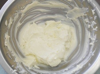 step6: 先將奶油起士與糖粉用電動打蛋器打勻，接著倒入鮮奶油及檸檬汁續打成奶油狀態即可。