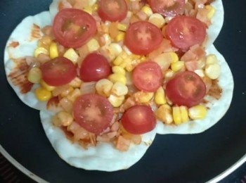 step11: 因太多料和餃子皮，又再整做5塊餃子皮為底的Pizza