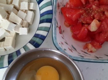 step1: 將所有<span class="group_1">食材</span>切塊備用~ 起油鍋~先將番茄放下鍋中炒一下,等出水後小火,再加一杯水