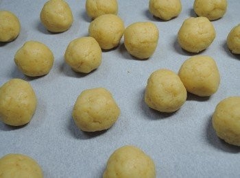 step2: 平分為25個，每個約20克，先揉成圓