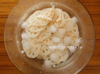 step3: 汆燙後的蓮藕馬上放入冰水中冰鎮備用。