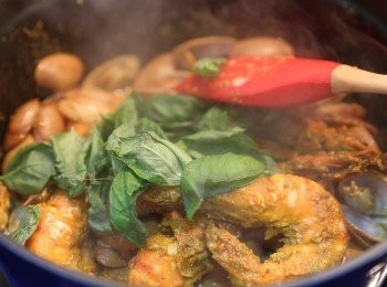 step5: 見到花甲開口，蝦回煲中