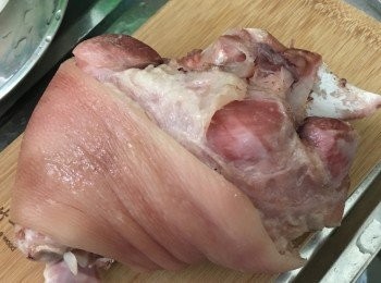 step3: 水沸後，加入豬手，滾後，轉慢火煮1小時