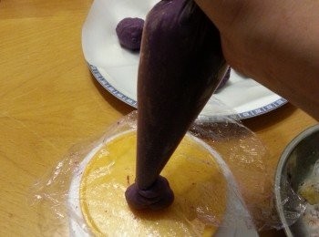 step9: 將餡料放入雪櫃雪2小時以上,待紫薯蓉略為硬身,磅出26g1粒(可以將所有餡料放入唧袋唧出薯蓉,是方便的做法)