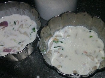 step3: 將調好的料倒入模型(蛋糕杯)中，放入電鍋以外鍋1杯水(米量杯)蒸煮至電源跳起即可