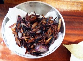 step5: 5.取出來放一張廚房紙巾，吸多餘的油。