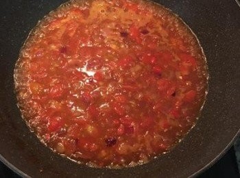 step7: 大火煮滾後試醬汁的味道，進行調整。