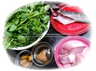 step1: 生魚去除內臟，洗淨，抹乾水分；瘦肉汆水，備用。