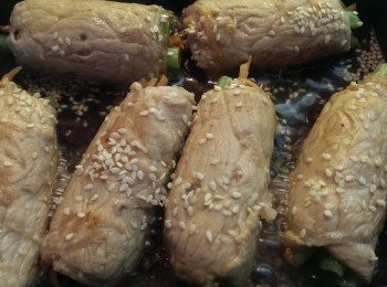 step7: 收汁後放入白芝麻,呈盤後放上青蔥及石榴裝飾即可