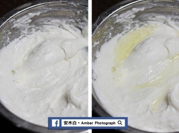 step2: 將白砂糖倒入糯米粉中拌勻，將溫水分次倒入攪勻(圖左)。再將橄欖油倒入拌勻(圖右)。