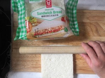 step3: 用麵棍將切皮方包一端壓平。