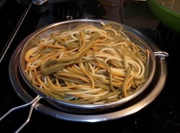 step3: 用一個器皿，加一個大篩，將意粉夾上，攞去沖水，即是過冷河喔，瀝乾水分。