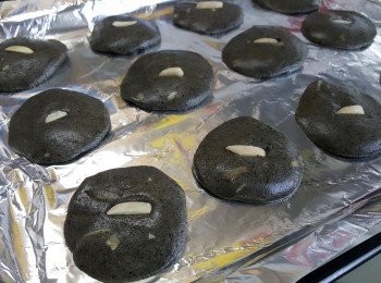 step6: 將餅放在墊上錫紙/牛油紙的烤盤上，再放上杏仁條裝飾。