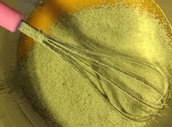 step2: 低筋麵粉和抹茶粉混合過篩2次，然後分3次倒入蛋黃糊，用手動打蛋器(whisker)攪拌至無顆粒則停手備用。