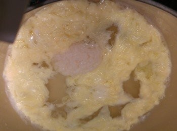 step4: 將酒釀, 桂花和桂子加入蛋花水內煮滾。