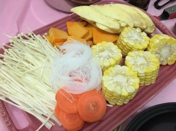 step3: 蔬菜類洗淨切件 (右上方的是韓國蕃薯片 超超甜呢!!)