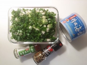 step4: 蔥切成蔥花，<span class="group_3">調味b</span>(鹽巴.白胡椒粉.磨研黑胡椒粒.橄欖油皆適量）等要包餡料時再跟蔥花混合均勻