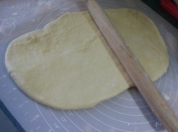 step4: 取出麵糰用麵棍壓平排氣