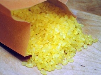 step1: 台灣彩色營養米粉絲團 https://www.facebook.com/MITNCR?fref=ts ，漂亮的黃色彩米，用的是天然的薑黃色素喔!!從每顆色澤不同的米就可以看出，絕對無人工色素!!